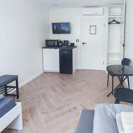 Alfa Doppelzimmer Teekueche Porsche Bosch L Gemeinschaftsbad Wifi Smarttv L Double With Kitchenette And Shared Bathroom Bs21a8 Privat bolig *