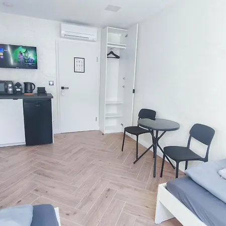 Alfa Doppelzimmer Teekueche Porsche Bosch L Gemeinschaftsbad Wifi Smarttv L Double With Kitchenette And Shared Bathroom Bs21a8 Stuttgart