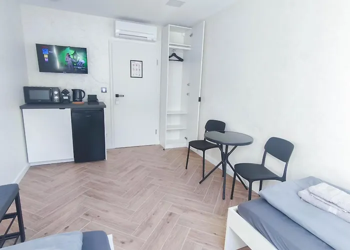 Alfa Doppelzimmer Teekueche Porsche Bosch L Gemeinschaftsbad Wifi Smarttv L Double With Kitchenette And Shared Bathroom Bs21a8 Stuttgart